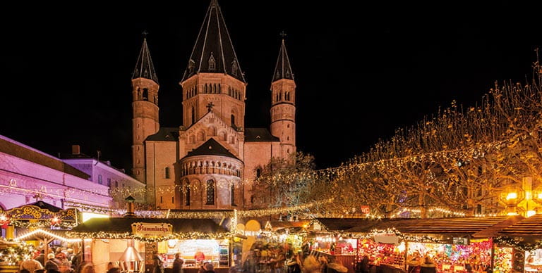 The Christmas Market at Mainz illuminated at night